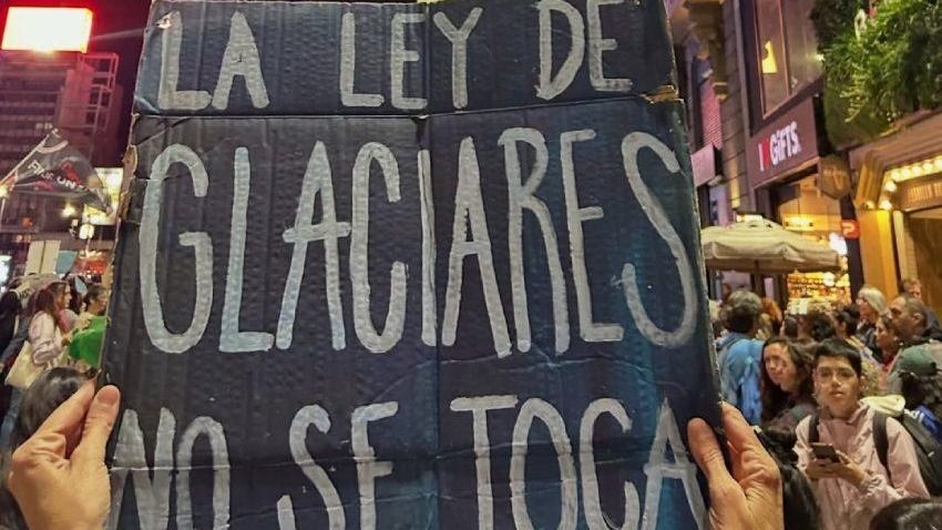 Glaciares: protestas masivas en todo el país contra la reforma
