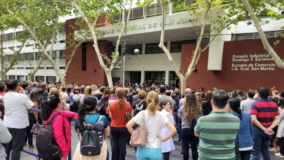 Padres de preuniveristarios exigen que se garanticen las clases para sus hijos