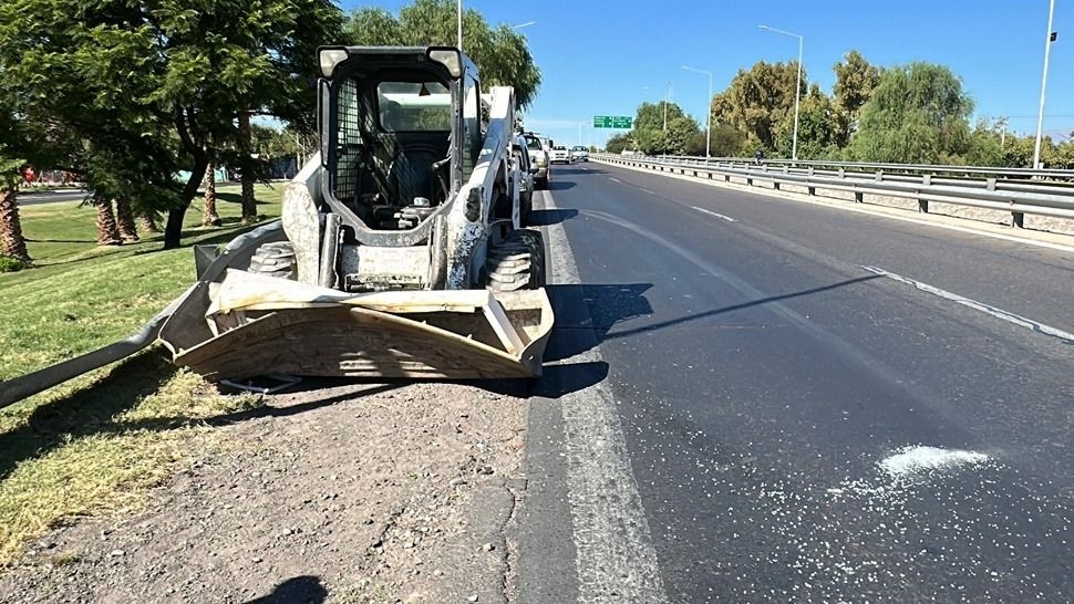 Una retroexcavadora se desprendió en plena Circunvalación y causó daños