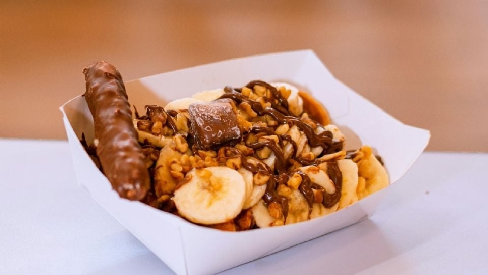 Cómo hacer banana split caliente en sartén con chocolate derretido