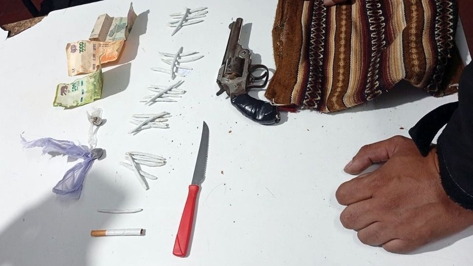 Intentó huir de la Policía y fue detenido con un arma, drogas y un chuchillo