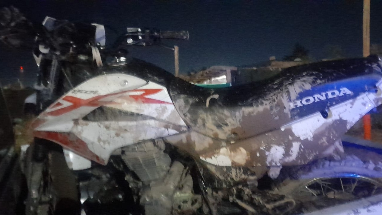 Huyeron y abandonaron una moto robada, luego los detuvieron