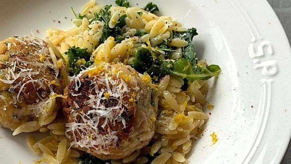 Receta saludable de albondigas de pollo con fideos y espinaca