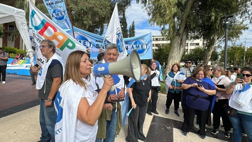Los referentes sindicales de UDAP, UDA y AMET encabezaron el reclamo.