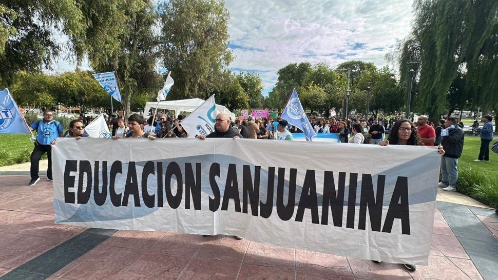 Con la paritaria en el horizonte, la marcha y reclamo docente pasó por el Centro Cívico