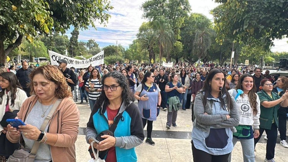 Los docentes manifestándose en reclamo de mejores sueldos.