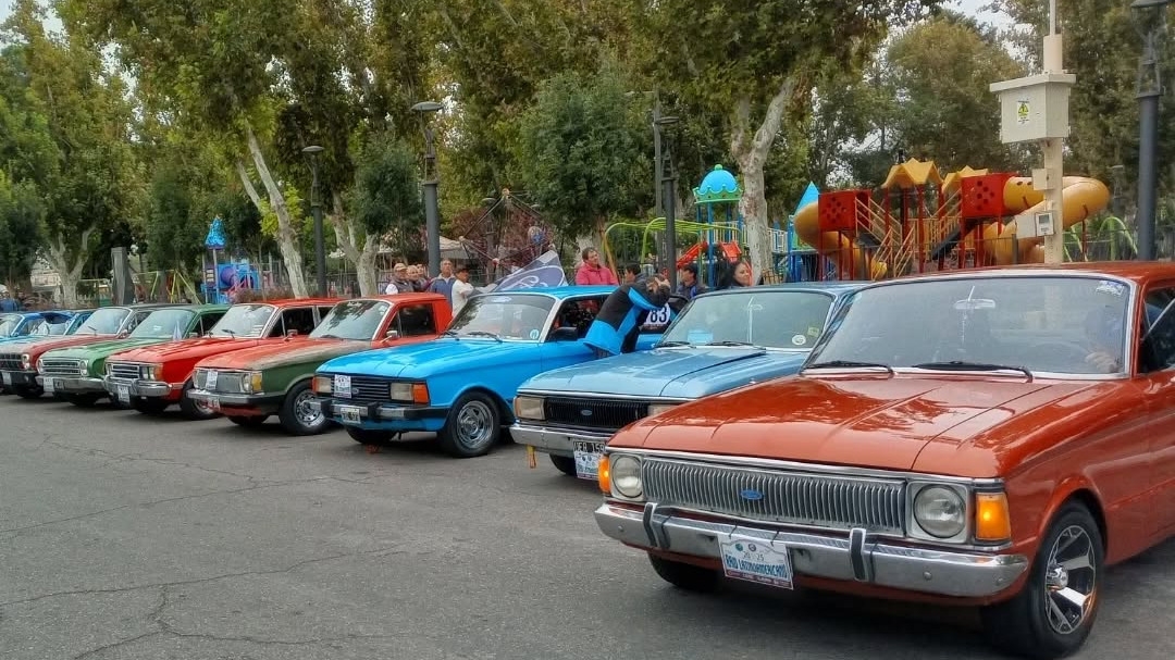 Fanáticos del Ford Falcon se reúnen en la plaza de San Martín