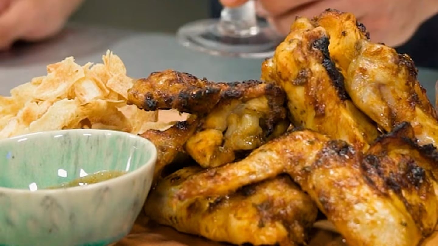 El secreto para cocinar unas alitas de pollo doradas y muy jugosas
