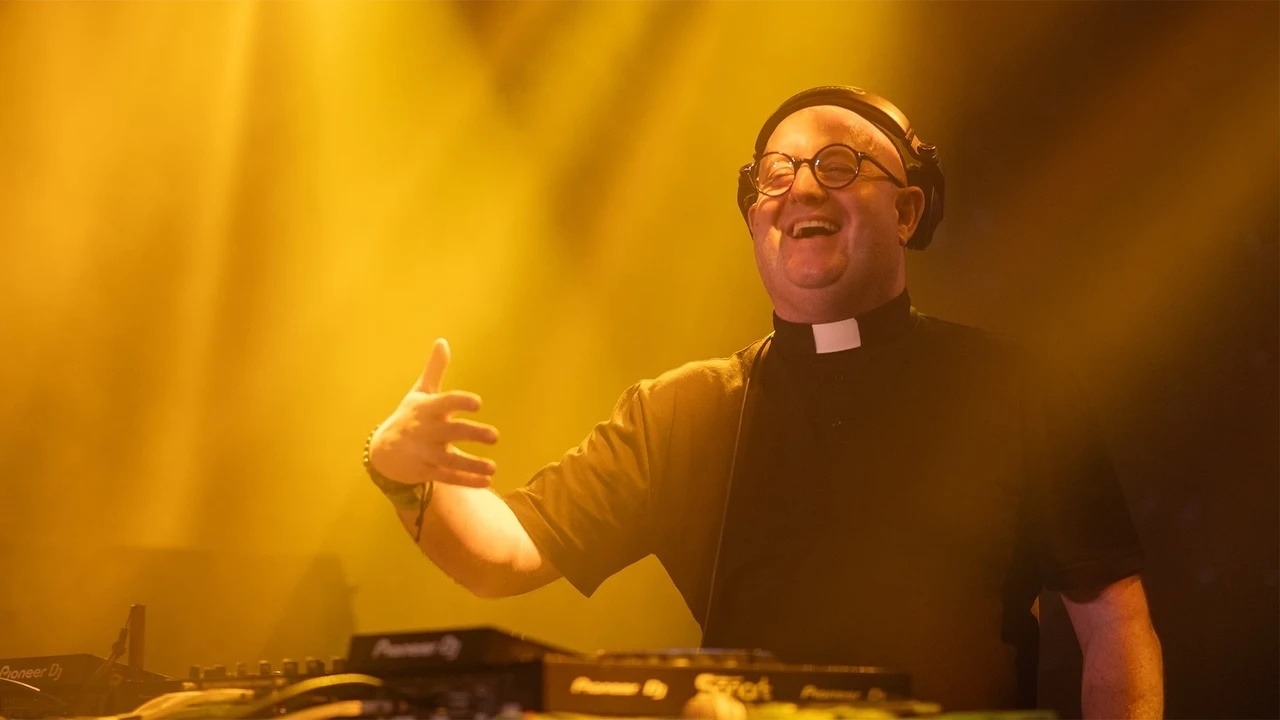 El cura DJ llega a la Argentina para un homenaje al Papa Francisco