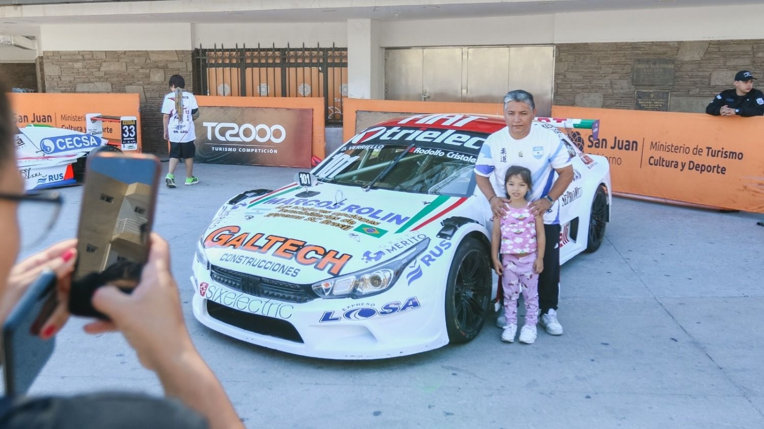 Las personas pudieron tomarse fotos con los autos de carrera en las afueras del estadio Aldo Cantoni.