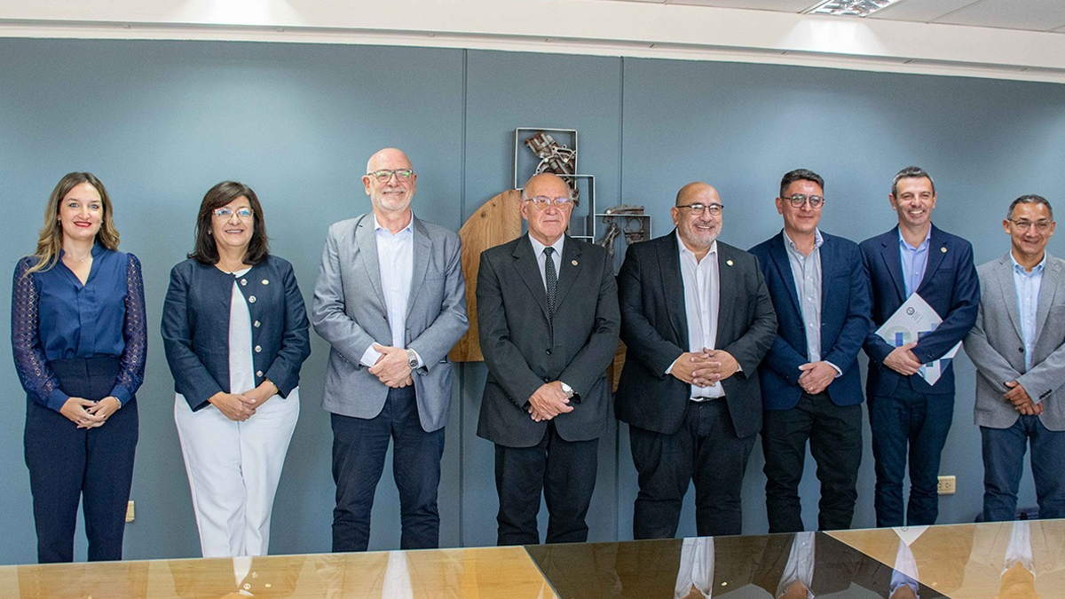 Convenio: la UNSJ y Vicuña capacitará choferes para el proyecto minero