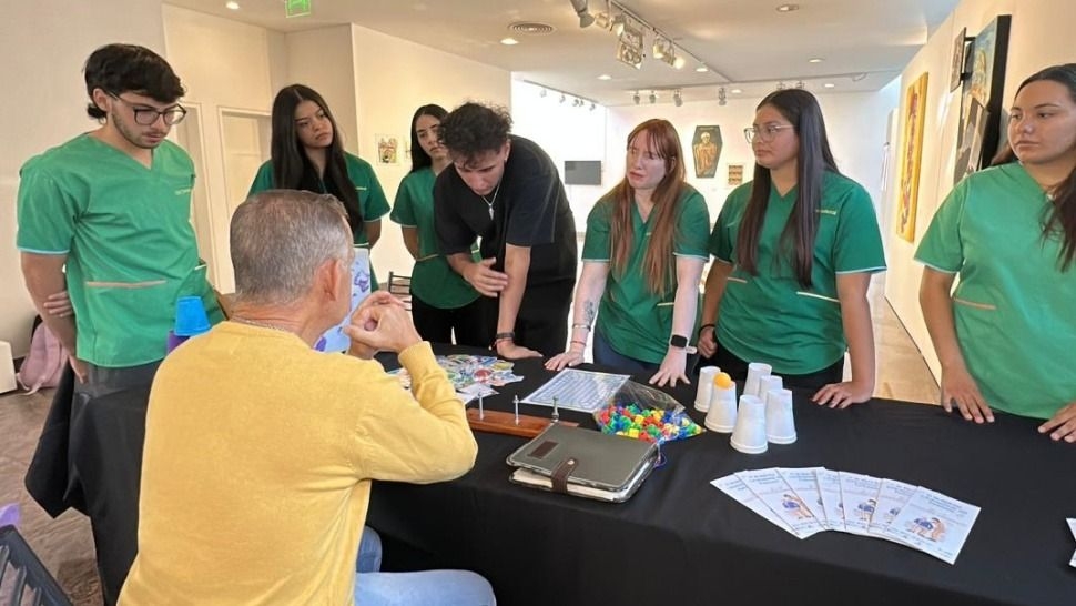 Pacientes, estudiantes y profesionales concientizaron sobre Parkinson