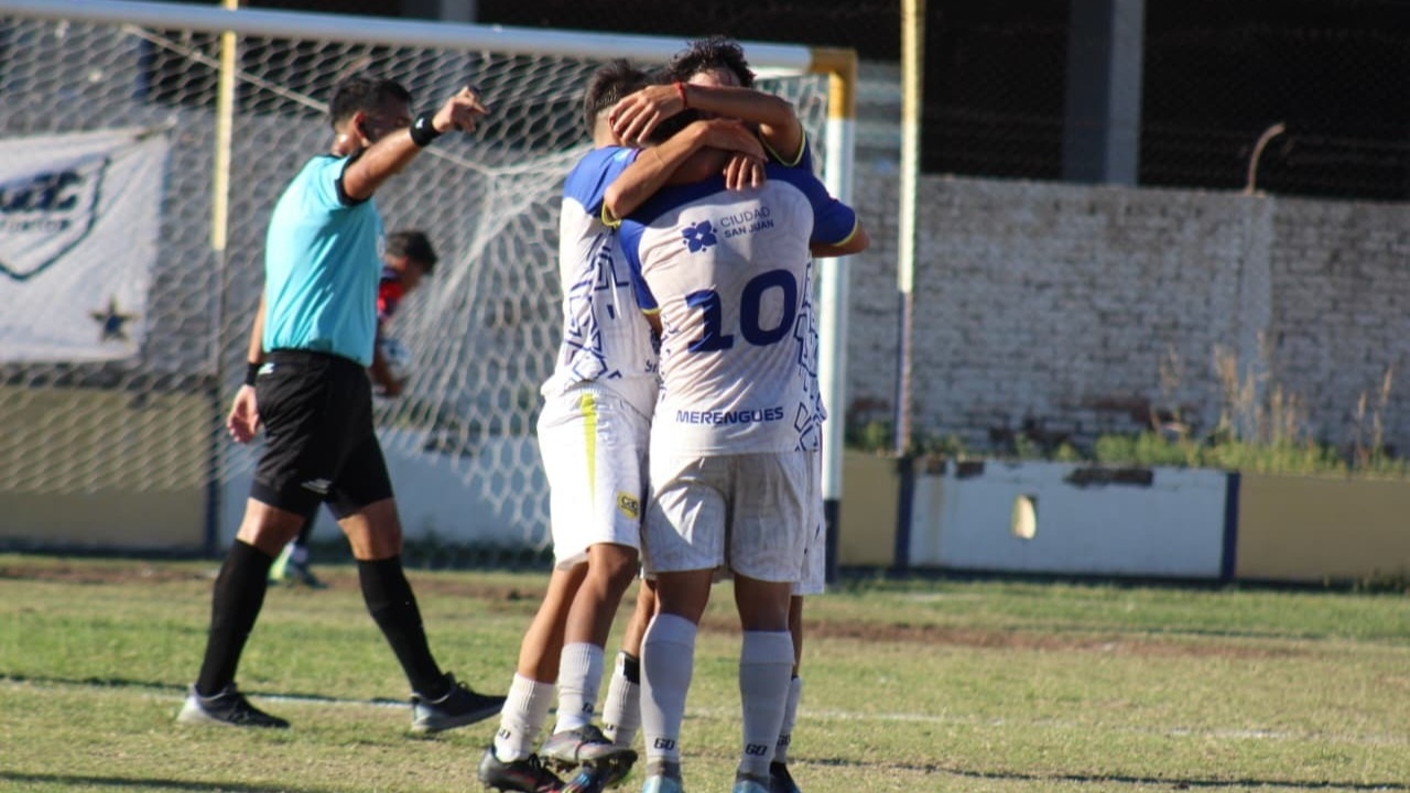Colón Junior goleó a Zondina y da pelea en el Apertura del fútbol local
