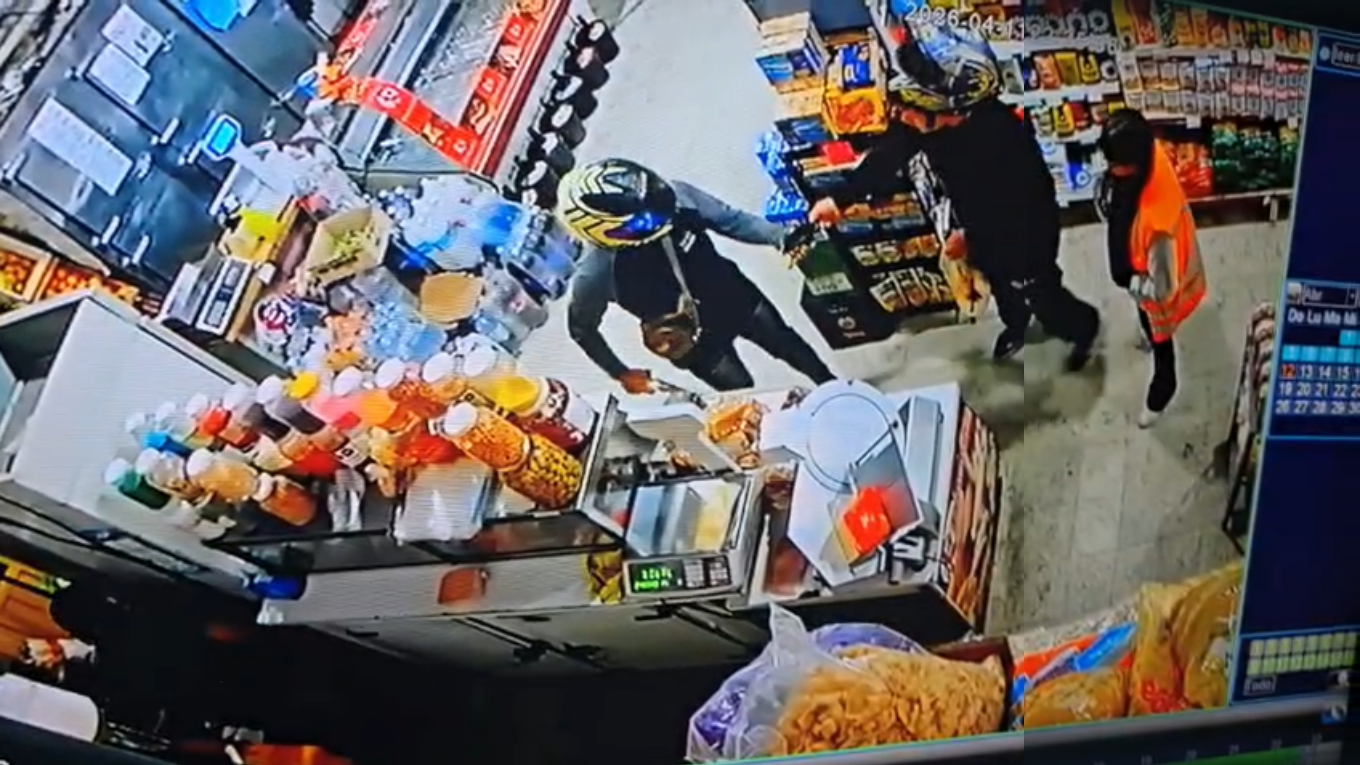 A punta de pistola y cuchillo en un minimarket, robaron celulares y una moto