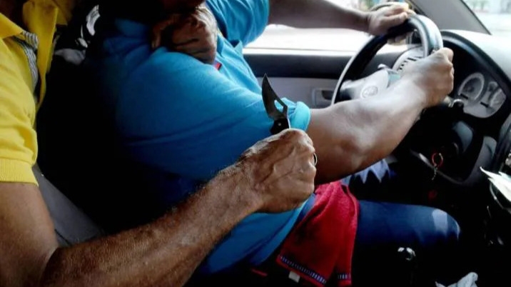 Un remisero fue apuñalado dos veces por falsos clientes en un brutal asalto