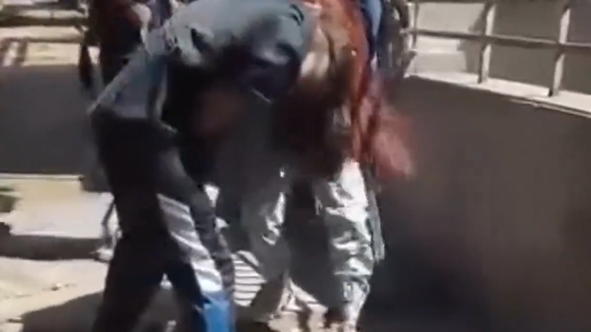 Alumnas se enfrentaron a golpes a la salida del colegio y quedó grabado