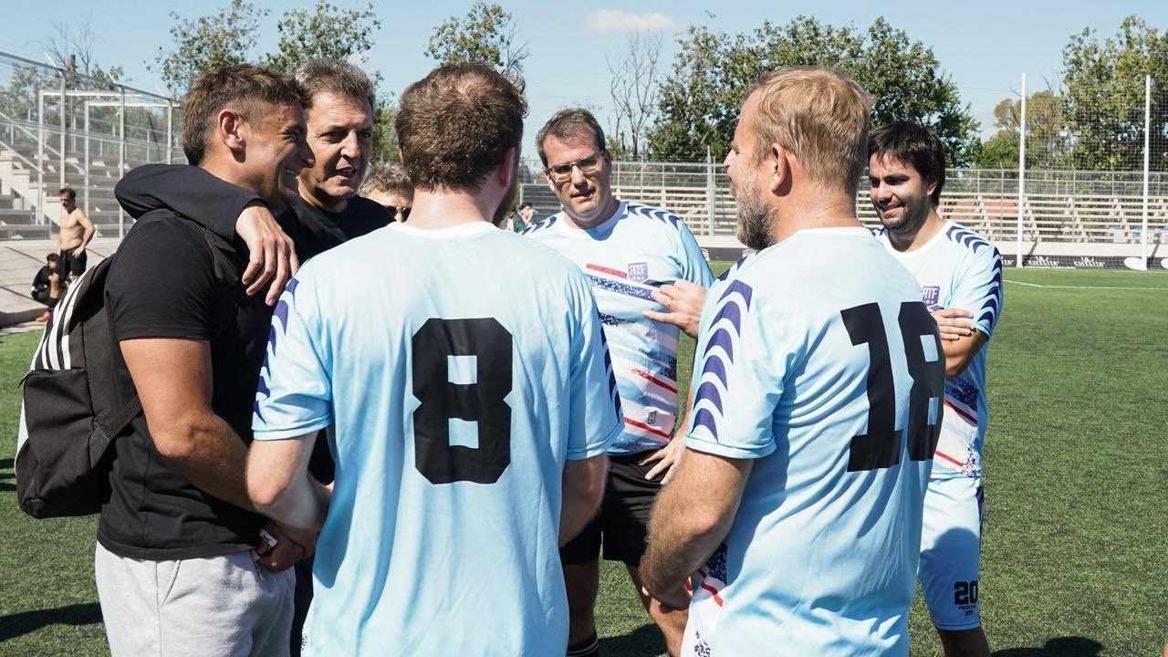 Massa jugó al fútbol con intendentes peronistas y Munisaga dijo presente