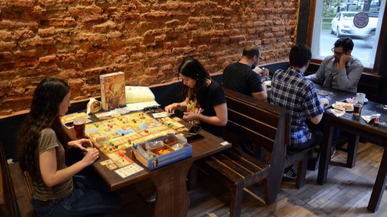 Un club lleva a bares juegos de mesa para compartir: llega Parque Ludásico 
