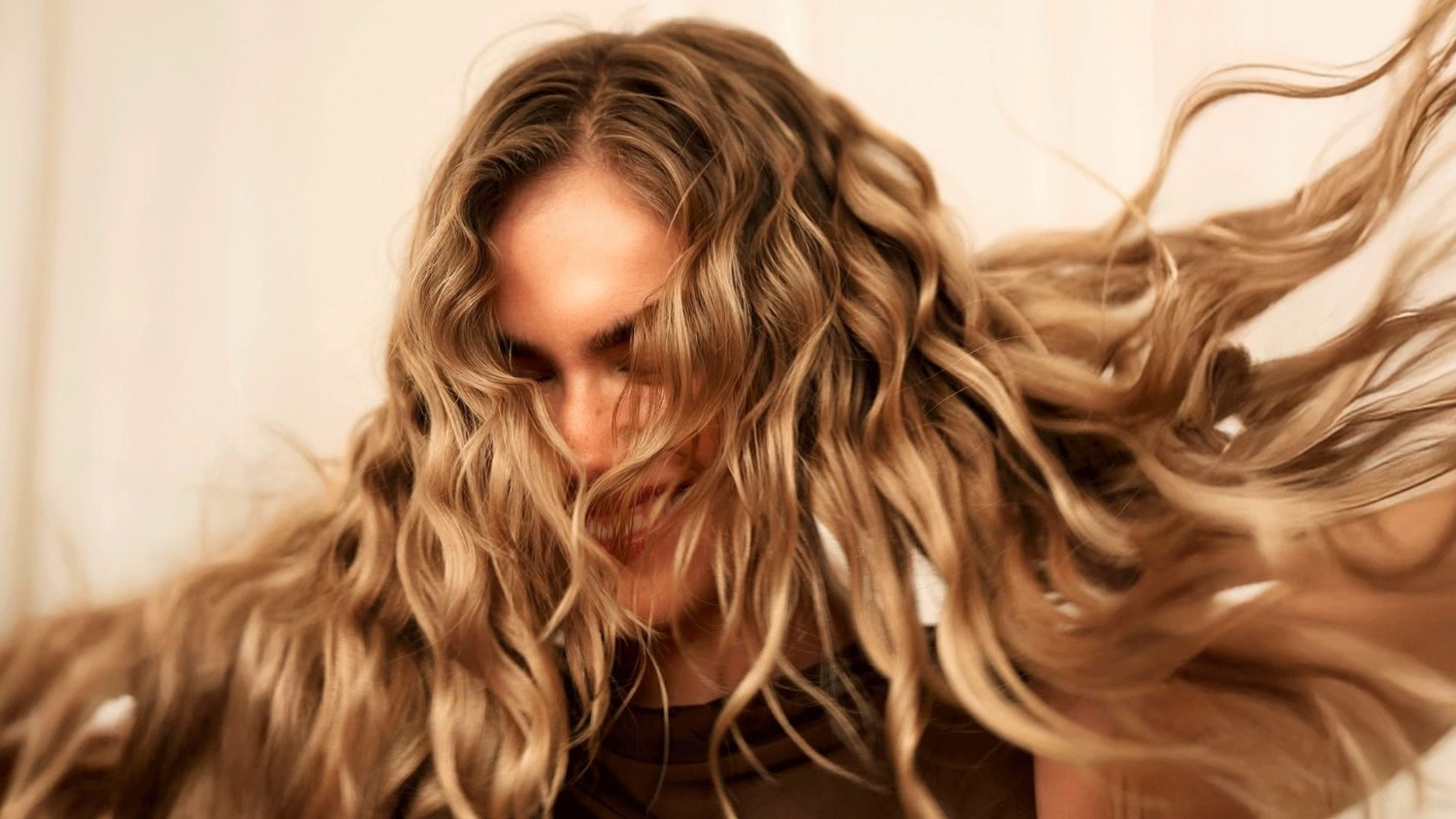 Cómo usar té de romero y manzanilla para eliminar el frizz del pelo