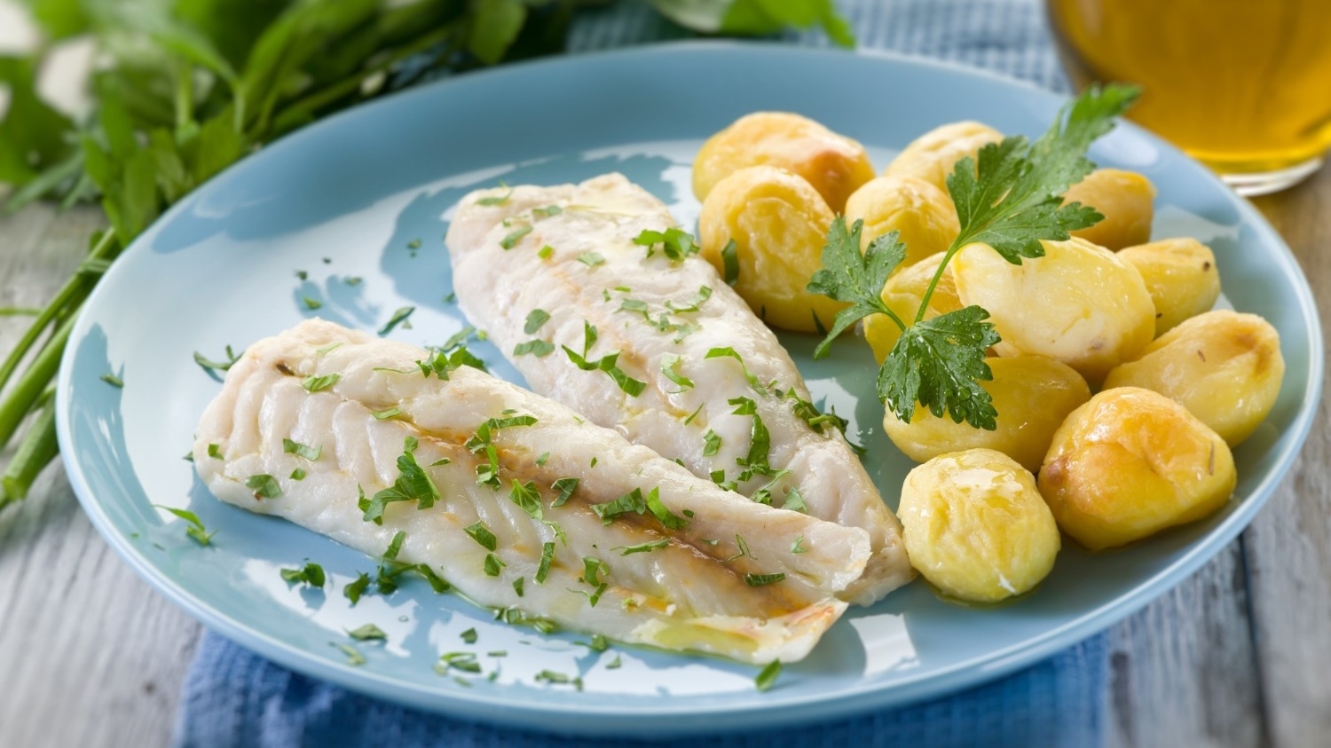 Aprende a preparar merluza frita con una salsa especial de aceitunas