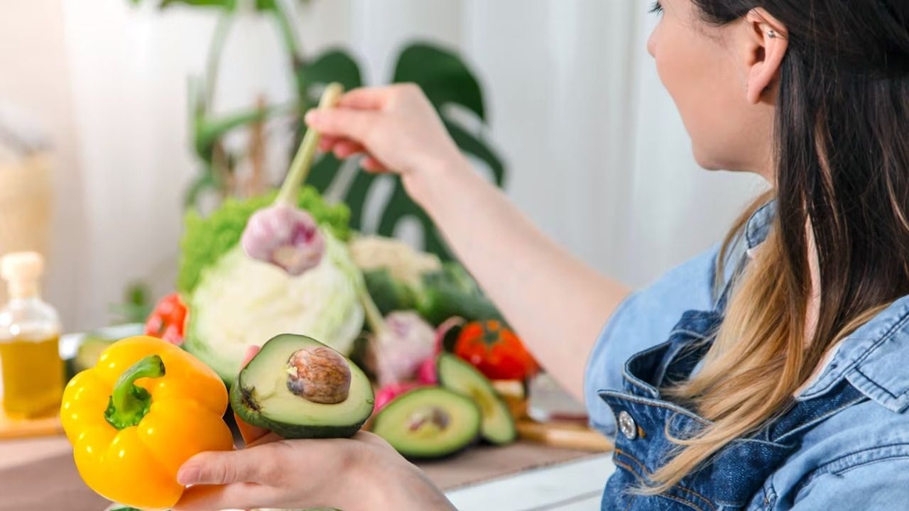 Qué alimentos evitar para reducir los cólicos menstruales
