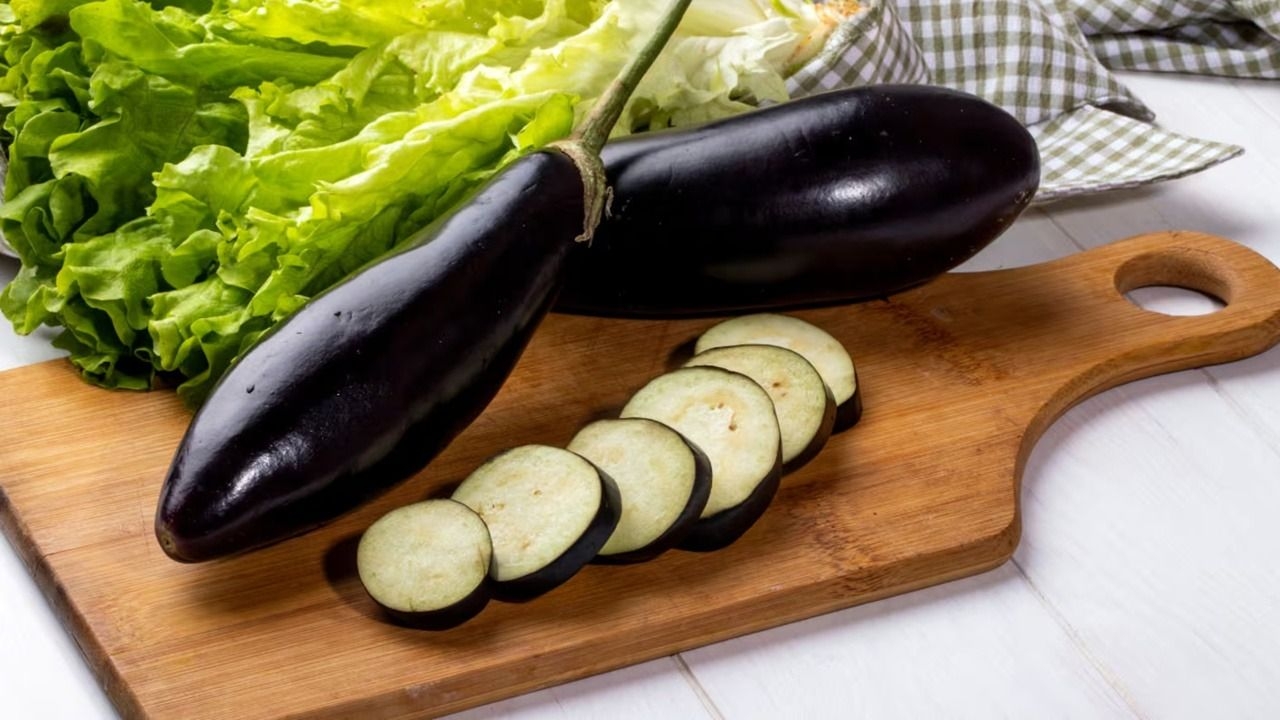 Cuánto tiempo dejar las berenjenas en escabeche en sal y el truco del vinagre