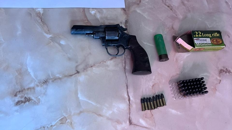 En un allanamiento por robo la Policía secuestró un arma lista para disparar