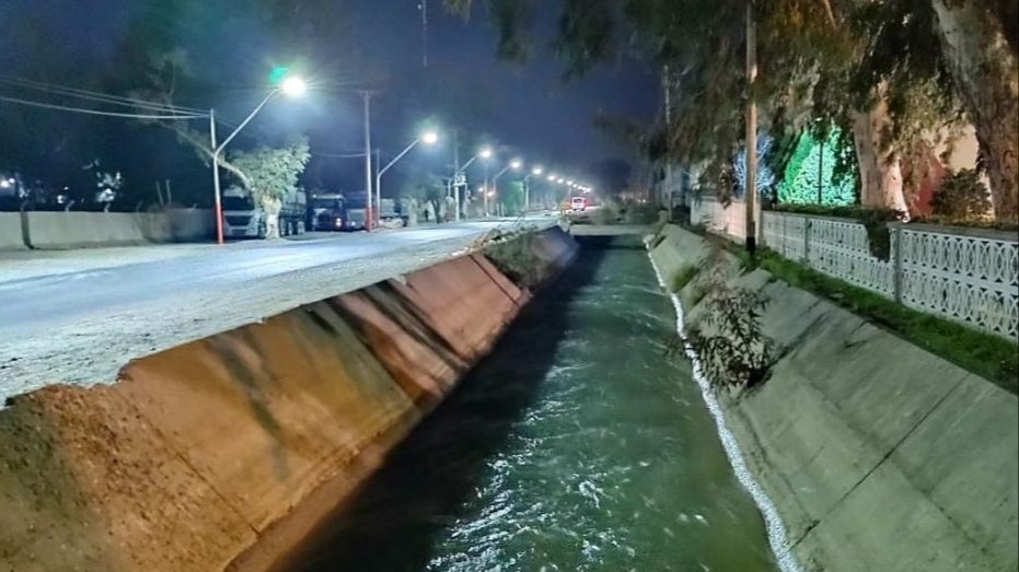 Un policía rescató a un hombre que cayó al canal Benavidez