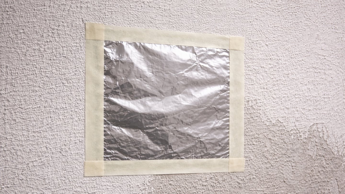 Como usar papel aluminio para encontrar el origen de la humedad