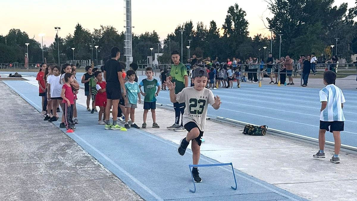 Más de 120 chicos disfrutaron de un encuentro de mini atletismo en La Granja