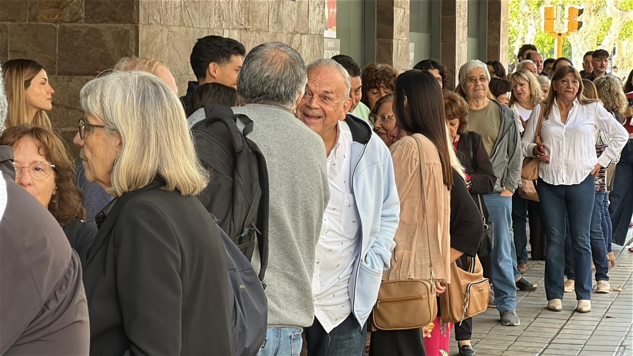Demoras y largas filas de jubilados en tribunales por cambios en la firma de poderes