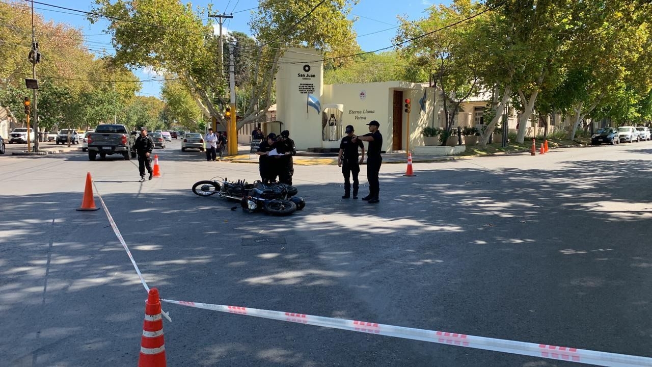 Grave choque entre dos motos terminó con un herido en Capital