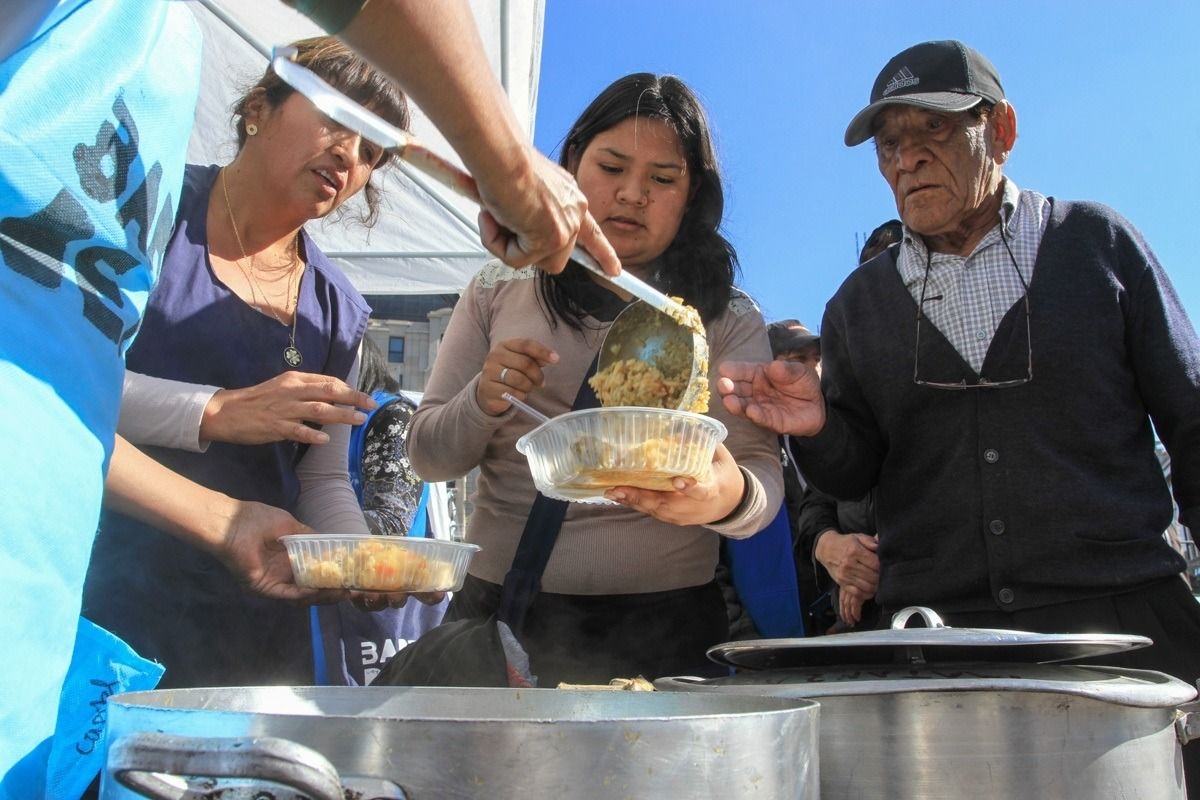 Tras el cierre del programa “Volver al Trabajo”, manifestantes harán una olla popular frente a la casa de Manuel Adorni