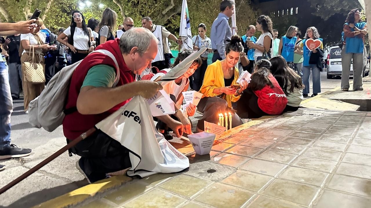 Abrazo colectivo de universitarios por los derechos a estudiar y mejoras salariales