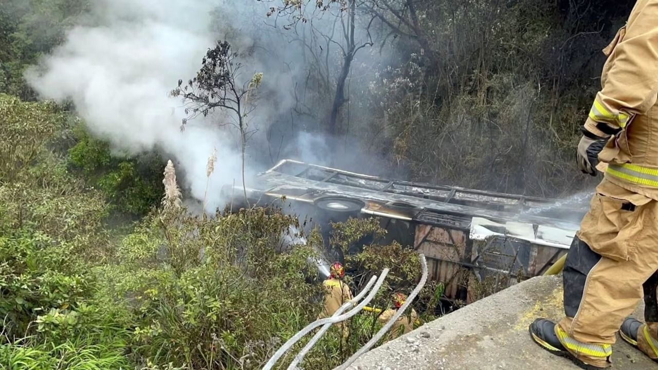 Un colectivo cayó al vacío, se incendió y murieron al menos 14 personas