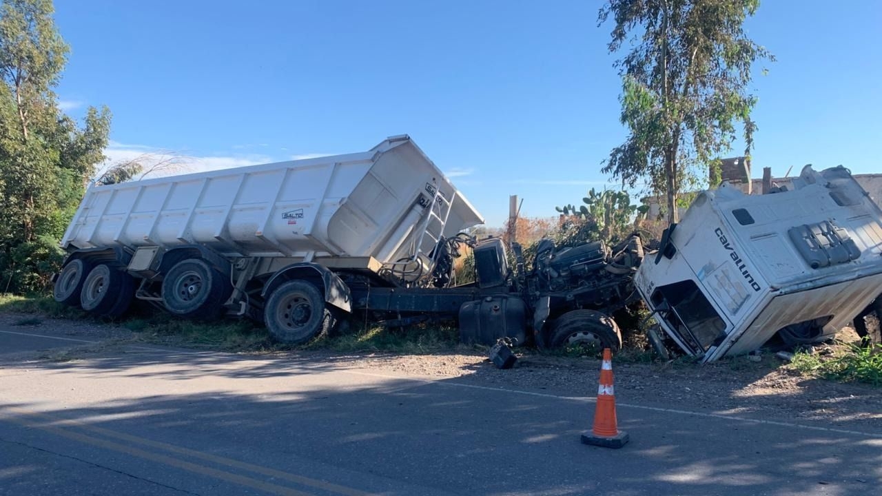 Un camión hizo una mala maniobra y volcó en Pocito: cómo está el conductor