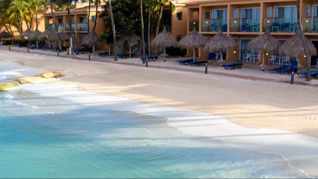 Cómo es el hotel en Aruba dónde vacacionó Adorni y cuánto cuesta la noche