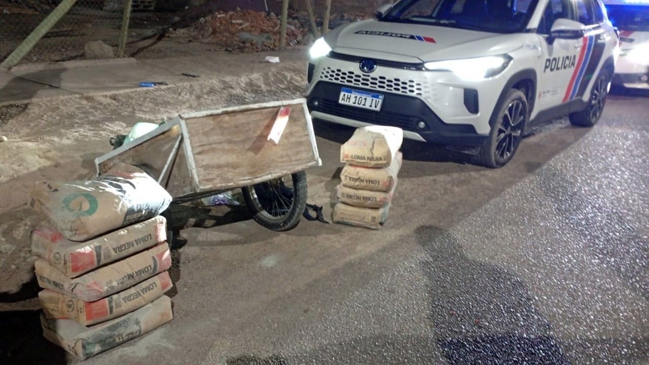 La policía atrapó a ladrónes con nueve bolsas de cemento robadas