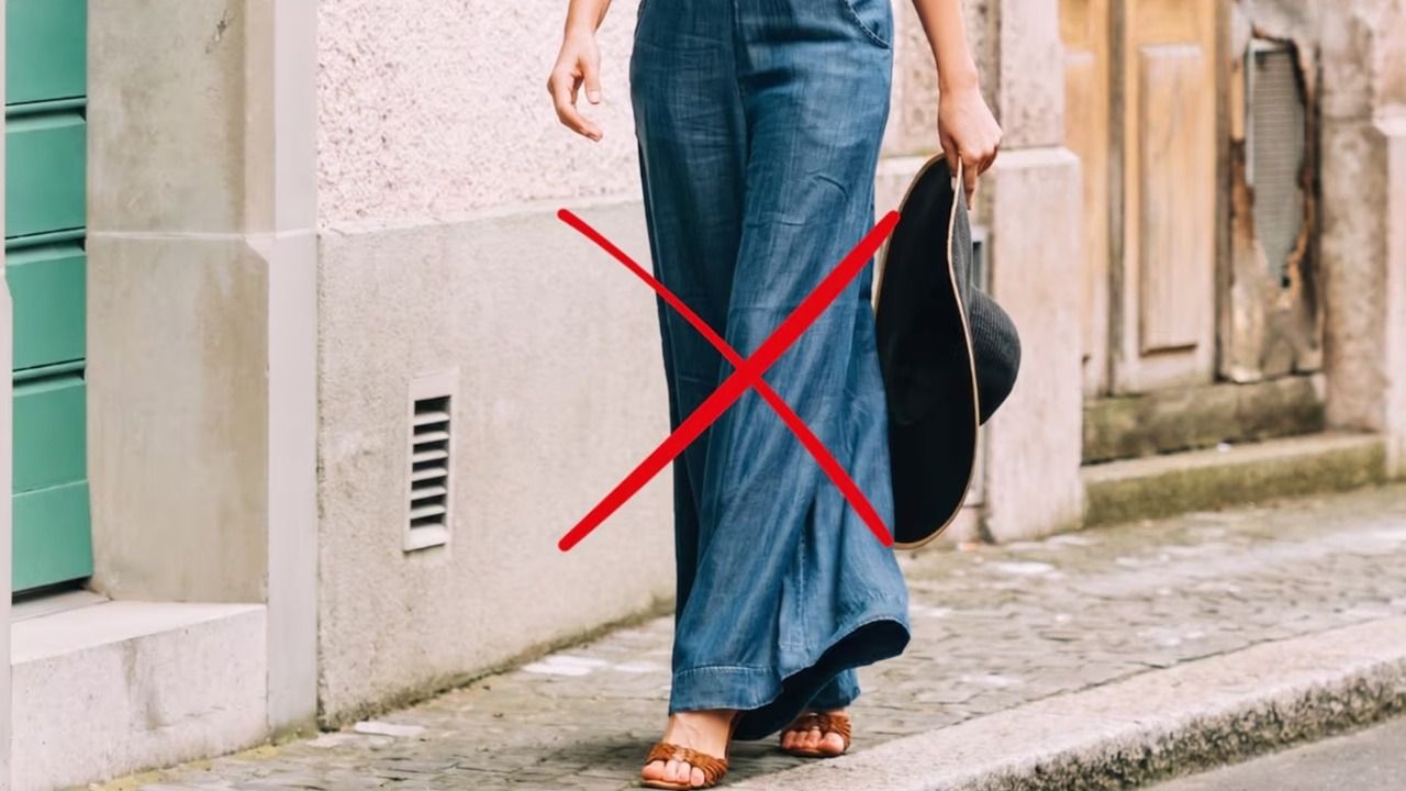 Chau al wide leg con la vuelta del jean que estiliza la figura