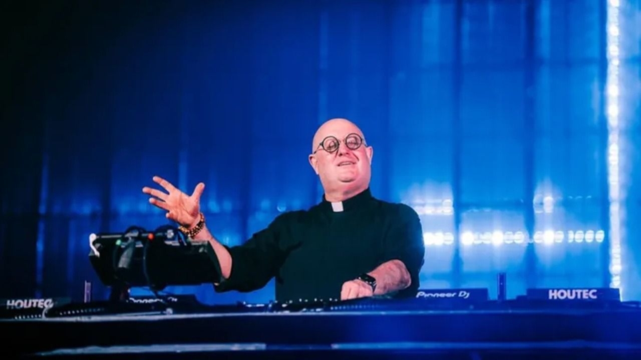  El cura DJ llegó al país y espera un público argentino masivo