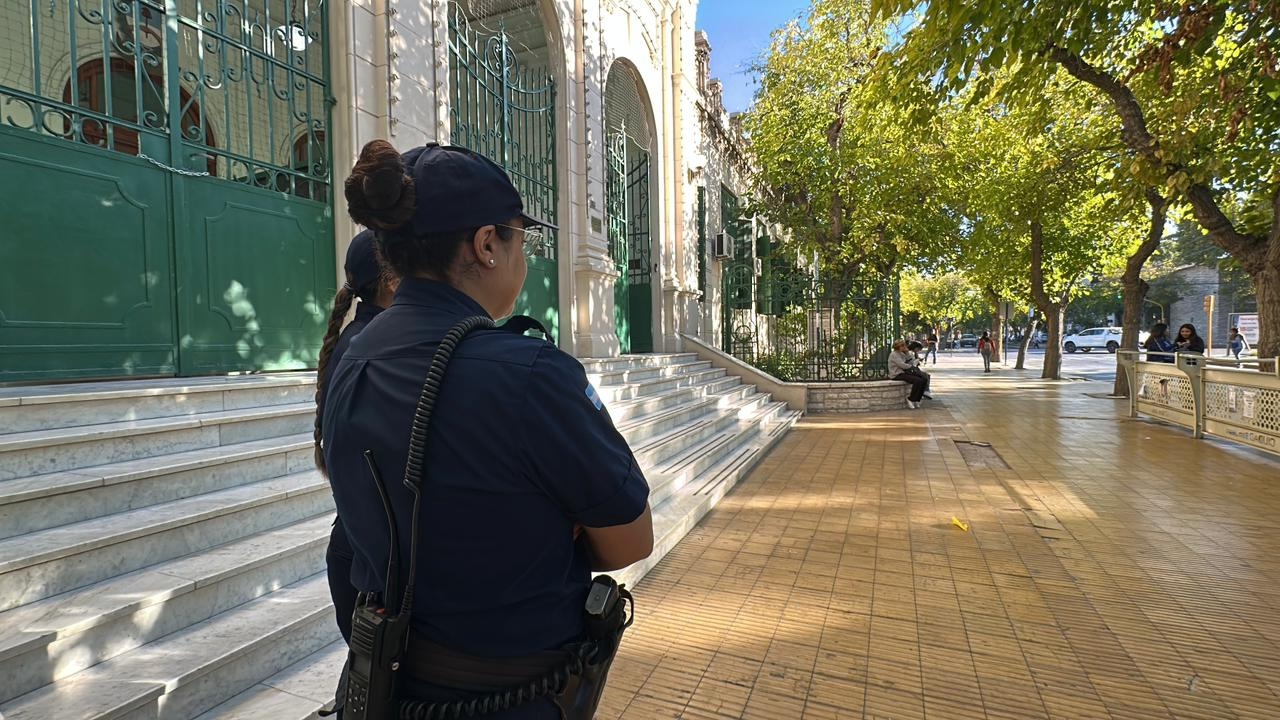 La Policía investiga las amenazas en escuelas y sostendrá el operativo preventivo