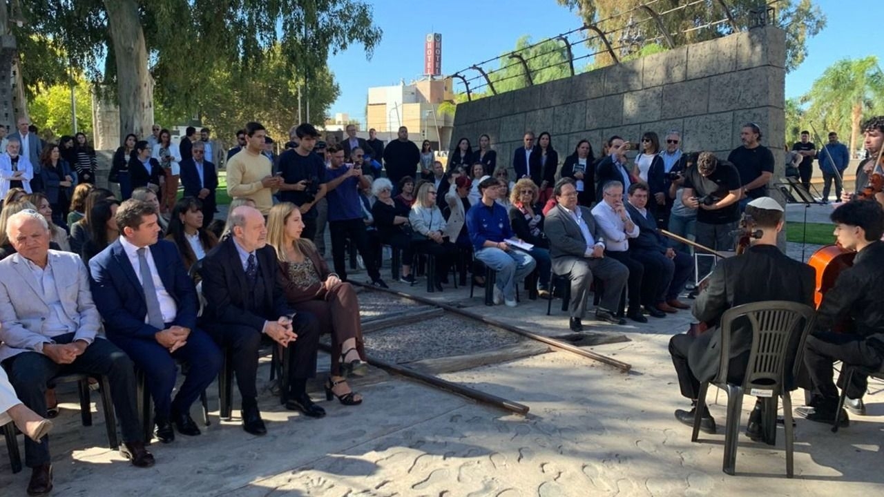 Junto al gobernador, San Juan recordó a las víctimas del Holocausto