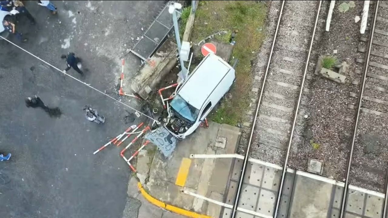 Un tren embistió a una camioneta que cruzó con la barrera baja
