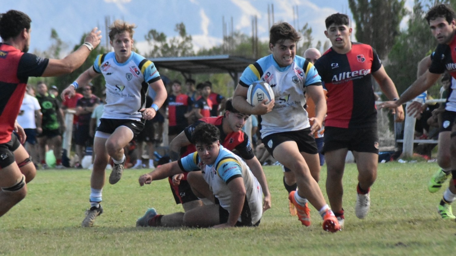 Universitario se mide ante Huazihul en un choque que define su futuro