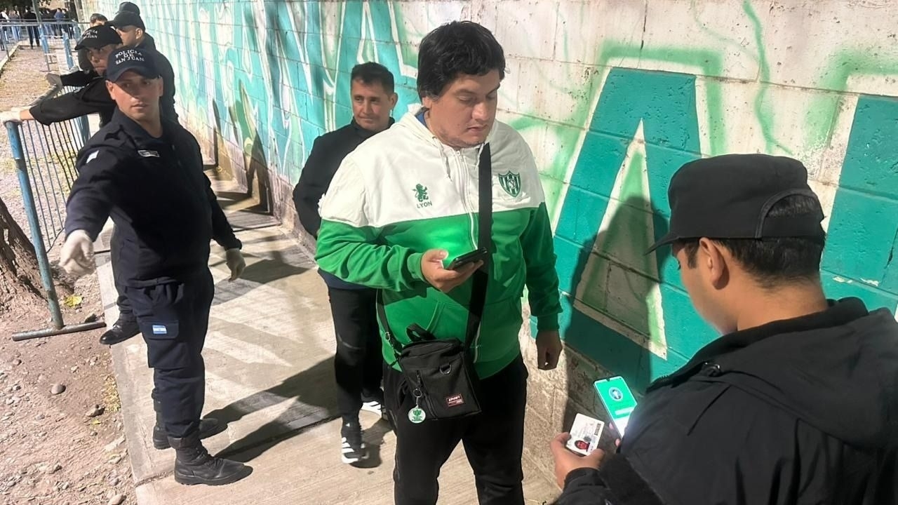 Desamparados recibe a Carpintería con instrumentos, banderas y Tribuna Segura