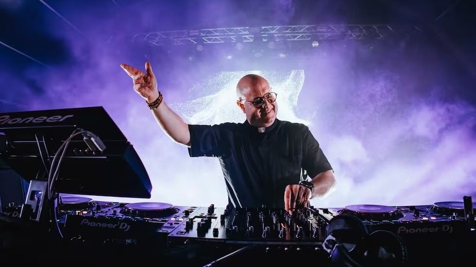 La aventura musical y electrónica del Cura DJ por primera vez en Argentina