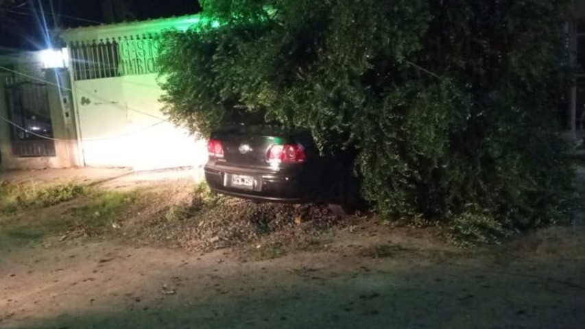 Un auto perdió el control y terminó incrustado en una vivienda