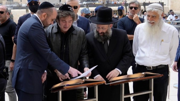 Javier Milei inició su gira por Israel con un rezo en el Muro de los Lamentos