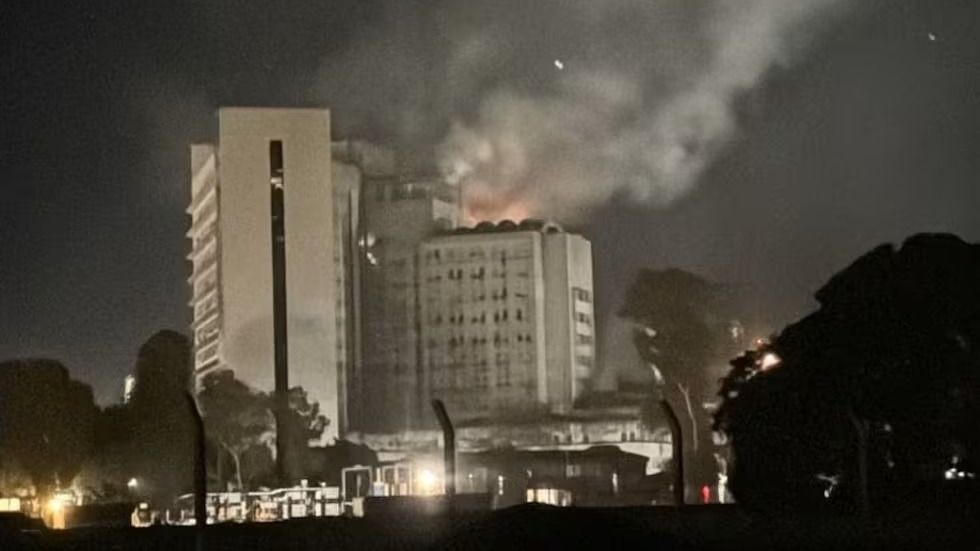 Incendio en la sede de la Armada Argentina: 75 evacuados y 5 intoxicados