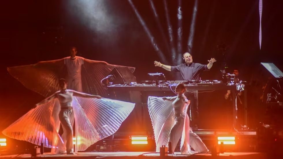 Multitudinario festejo en memoria del Papa Francisco con el set electrónico del Cura DJ